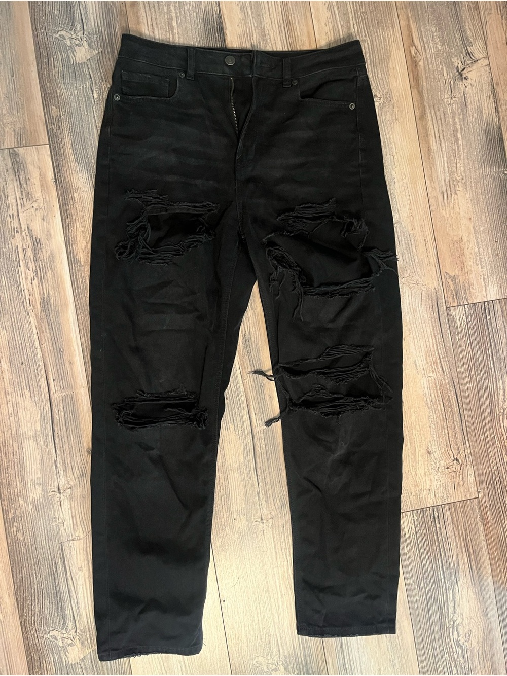 Women’s American Eagle Ripped Mom jeans Black Distressed Ripped Jeans